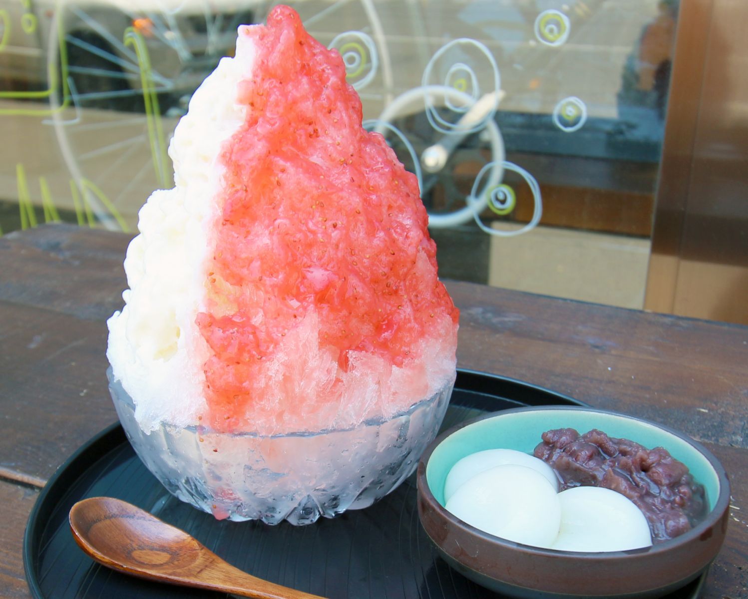 氷処さゆり いちご×レアチーズ(550円)とトッピング、あずき(50円)と白玉(1個10円)
