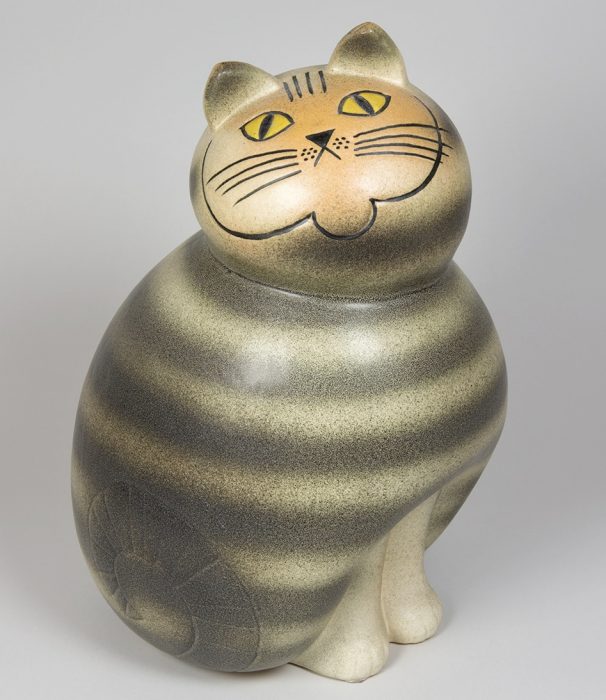 《ネコのミア(大きな動物園シリーズ)》 1990年(オリジナルは1966年)陶器 鋳込み成形© Lisa Larson/Alvaro Campo